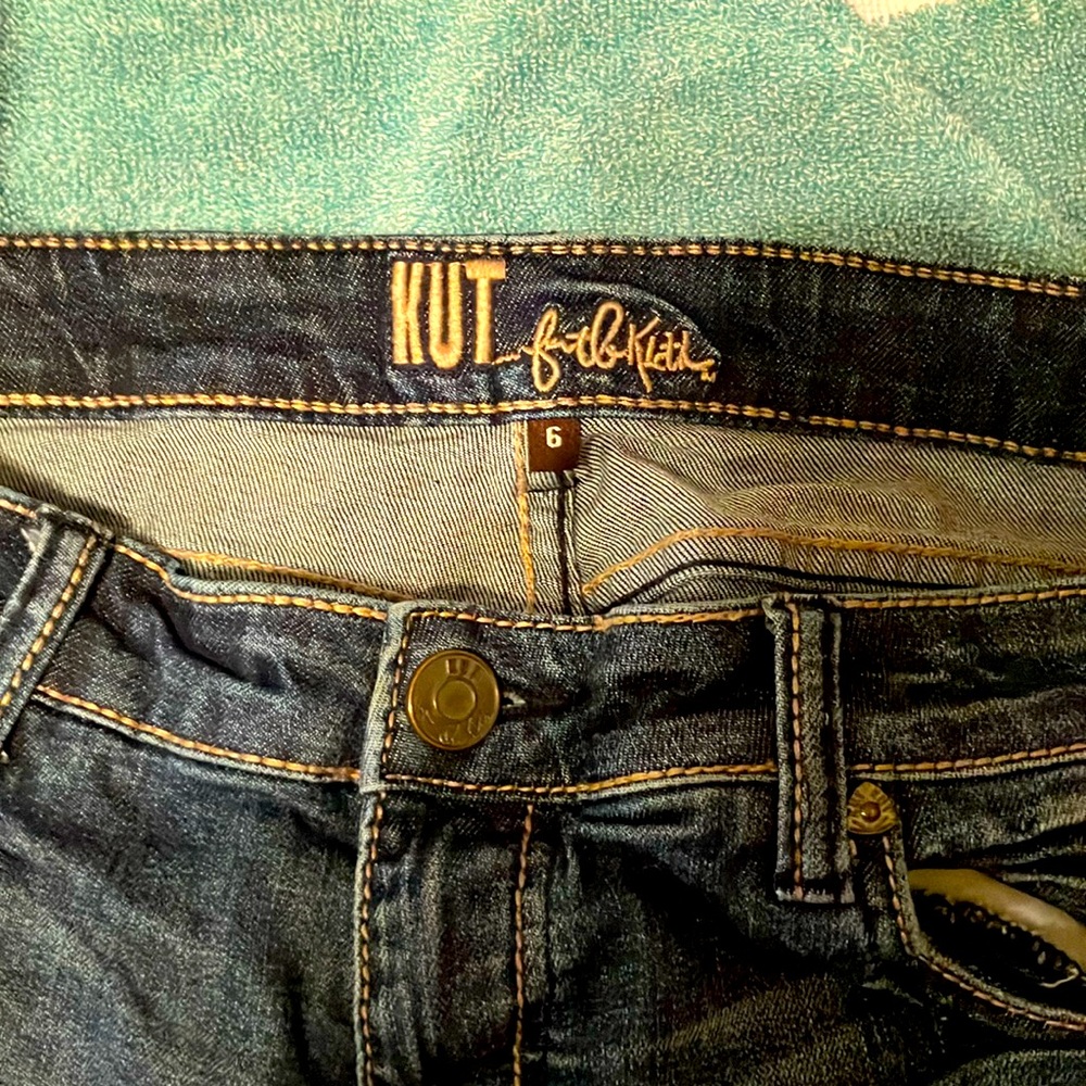 Bermuda cut, jean shorts midsize fitting